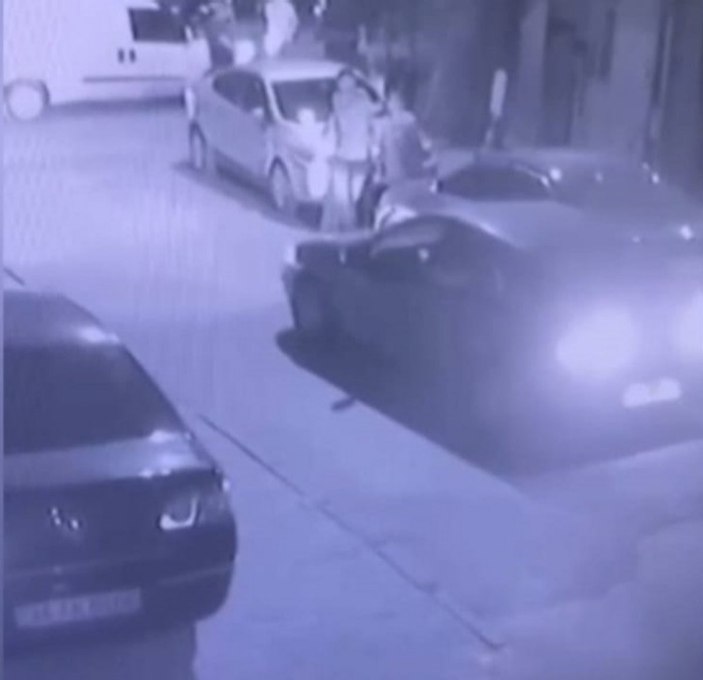 Başakşehir’de geri giderken hem yayaya hem otomobile çarptı