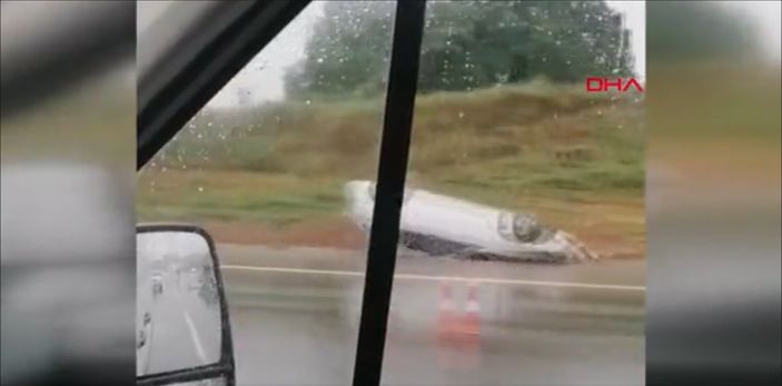 d Kocaeli’de zincirleme kazaya müdahale eden ambulanslara otomobil çarptı