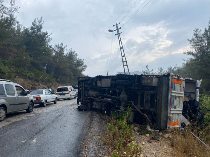 Mersin’de mevsimlik işçileri taşıyan kamyonet devrildi