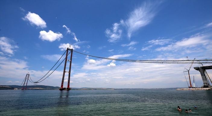 a, 1915 Çanakkale Köprüsü'nün askı halatlarının montajı yapılıyor