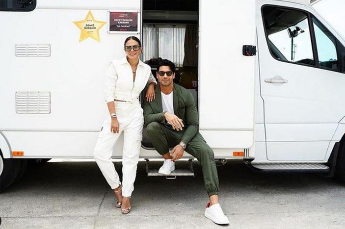 Kerem ile Aslı buluştu! Demet Özdemir ve Şükrü Özyıldız'dan Aşk Taktikleri setinden ilk paylaşım..