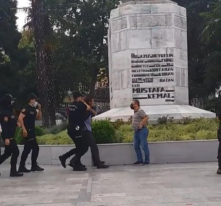 Bursa'da Atatürk heykeline çekiçli saldırı