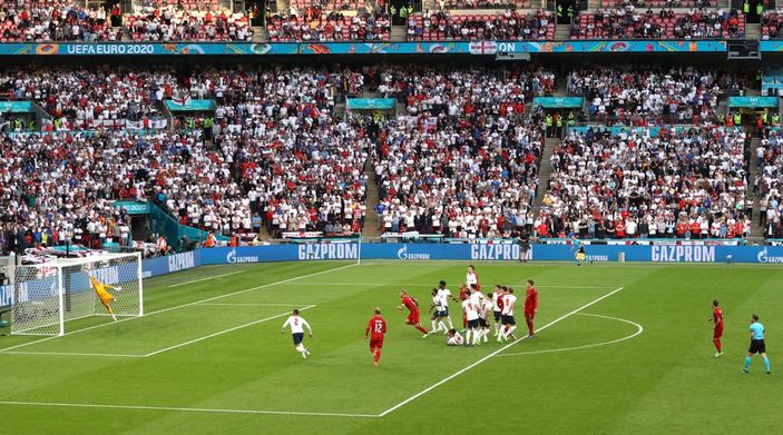 r Danimarkalı Mikkel Damsgaard'dan İngiltere'ye harika frikik golü