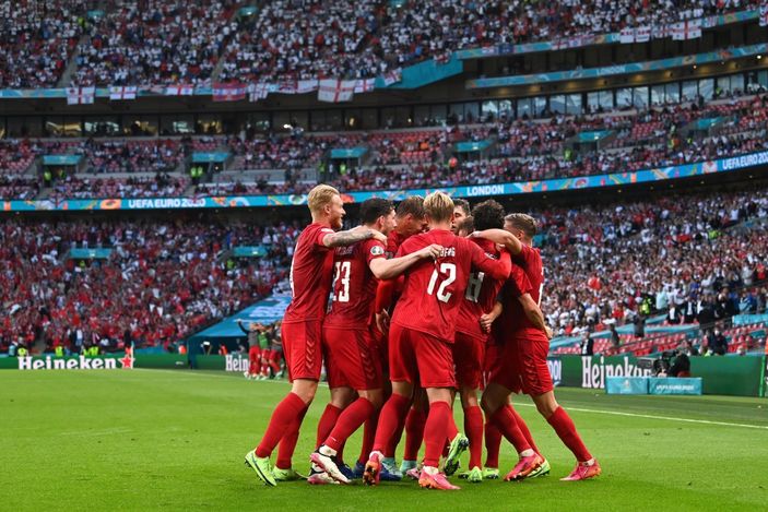 r Danimarkalı Mikkel Damsgaard'dan İngiltere'ye harika frikik golü