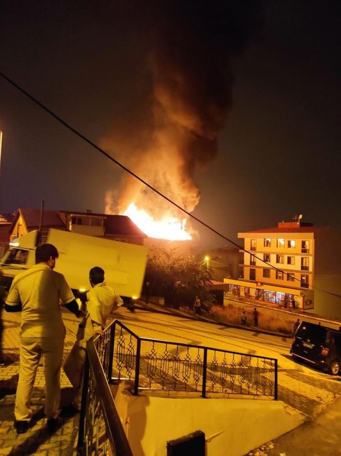 i İstanbul'da çatı yangını çıktı, mahalleli sokağa döküldü