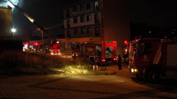 i İstanbul'da çatı yangını çıktı, mahalleli sokağa döküldü