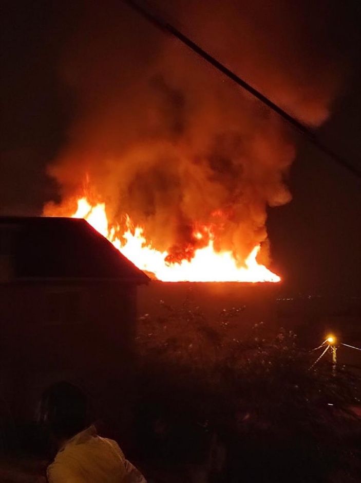 i İstanbul'da çatı yangını çıktı, mahalleli sokağa döküldü