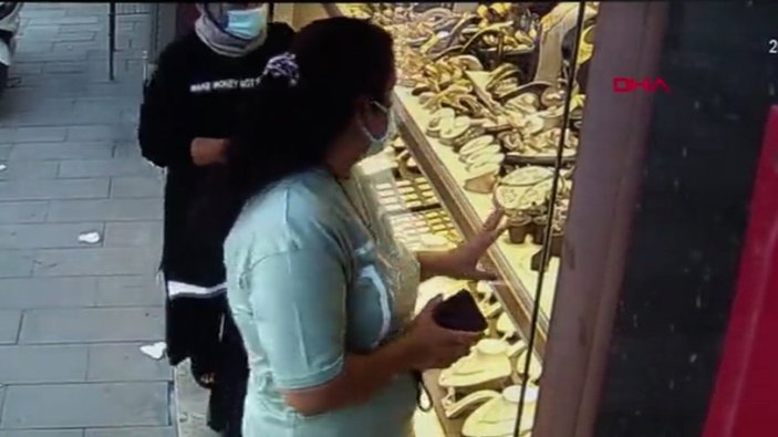 Arnavutköy’de 16 adet altın kolyenin çalınma anları kamerada