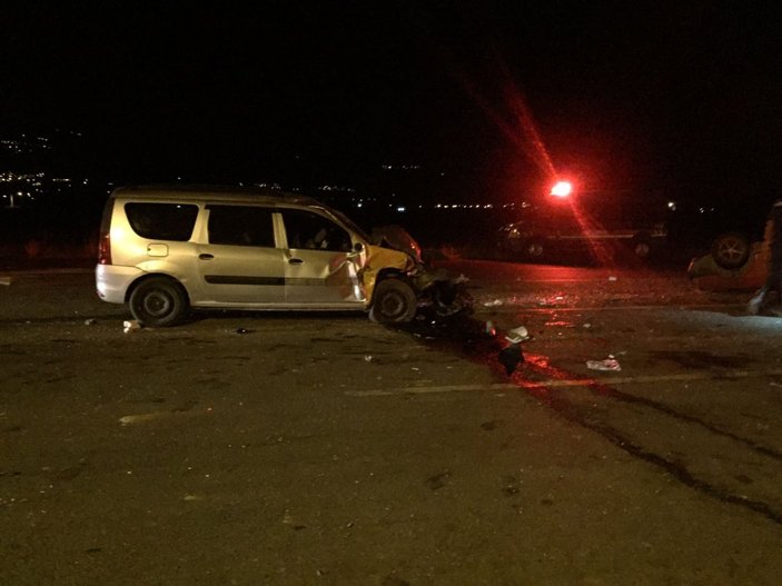 İzmir’de otomobiller çarpıştı: 1’i ağır 11 yaralı