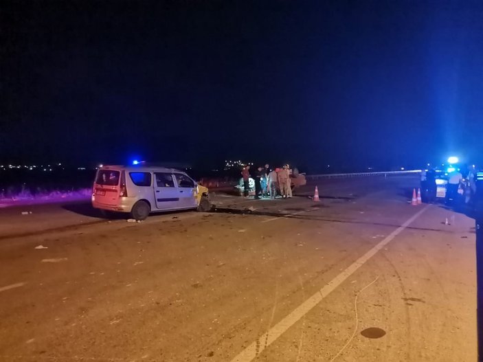 İzmir’de otomobiller çarpıştı: 1’i ağır 11 yaralı
