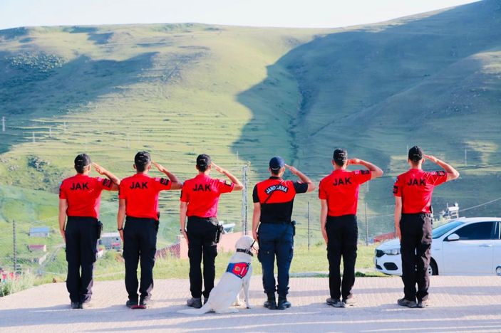 Ardahan JAK timlerinden Ata'ya selam