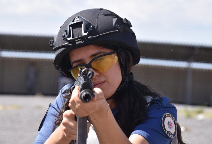 Kayseri'de, kadın polisler atış eğitiminde