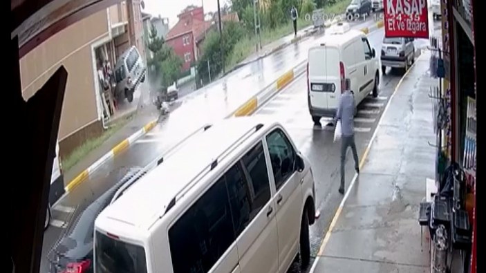 Sultanbeyli’de 17 yaşındaki ehliyetsiz sürücünün kaza anları kamerada