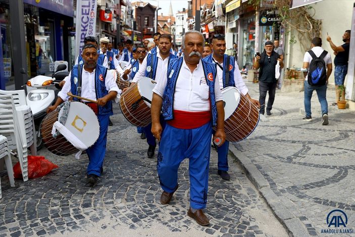 Kırkpınar davul ve zurna ekibi, geleneksel davet için yollarda