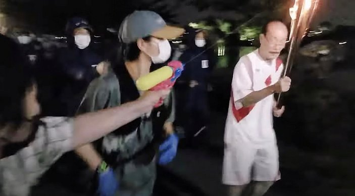 Japonya'da Olimpiyat meşalesine su tabancalı saldırı