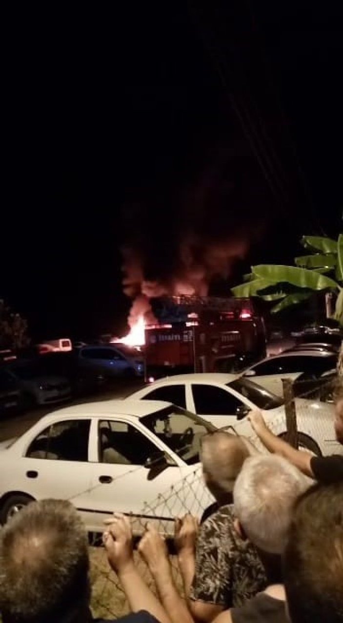 Mersin'de otoparkta çıkan yangında 12 araç kül oldu