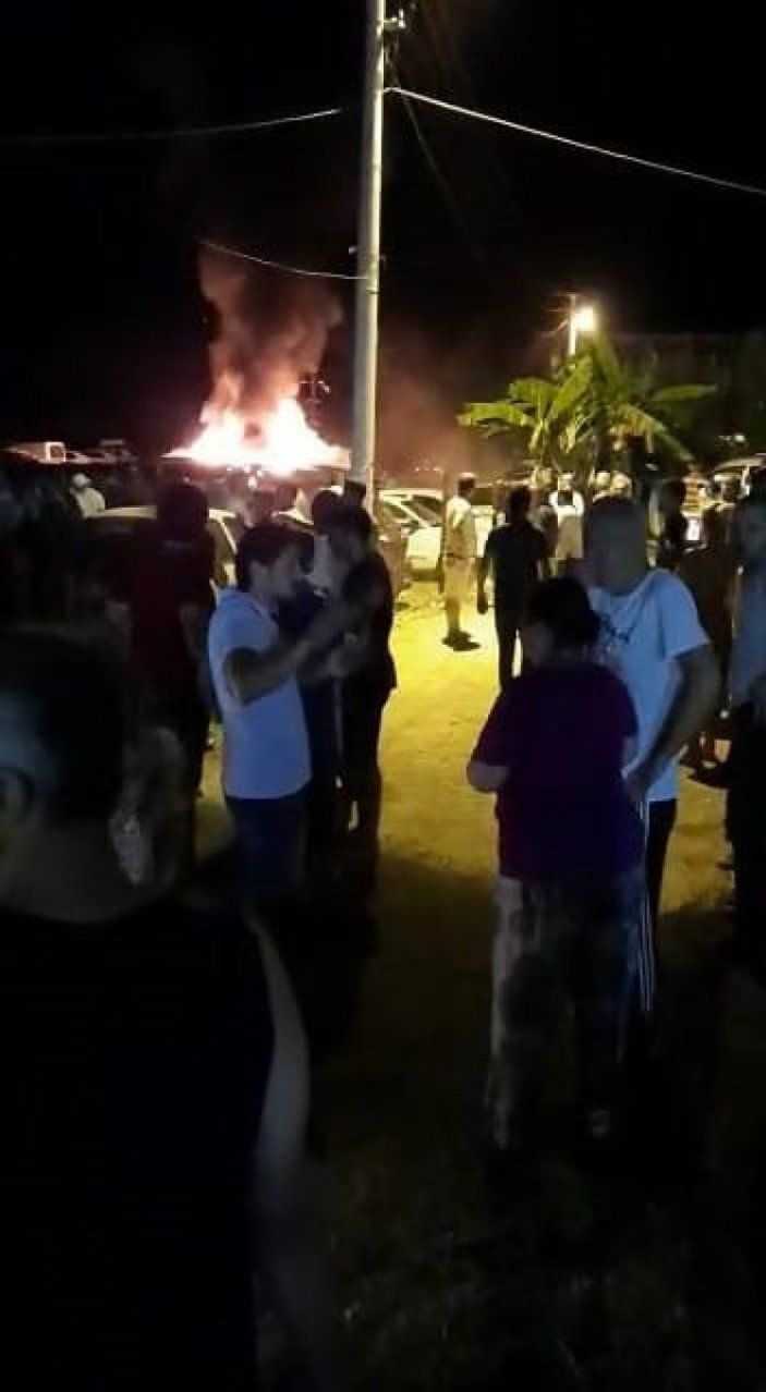 Mersin'de otoparkta çıkan yangında 12 araç kül oldu