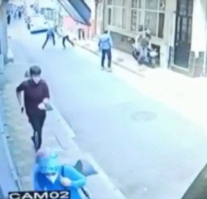 d Esenler’de silahla vurduğu şahsı yerde tekmeledi