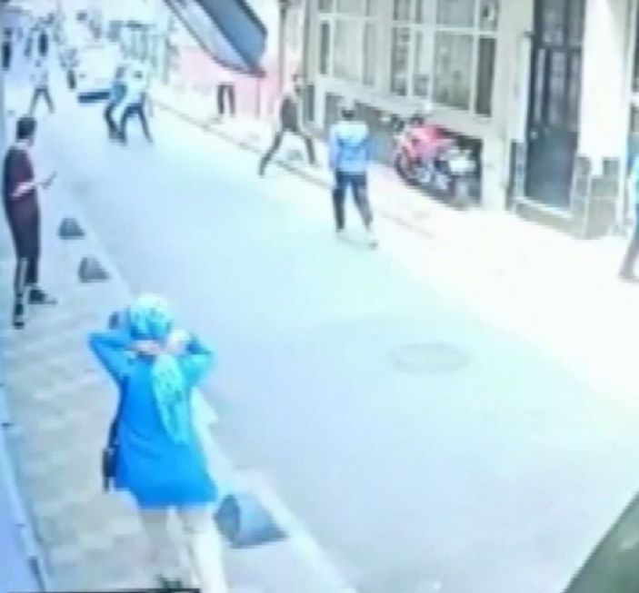 d Esenler’de silahla vurduğu şahsı yerde tekmeledi