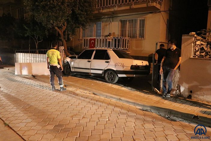 Denizli’de, bahçe duvarına çarptıktan sonra otomobilini bırakıp kaçtı