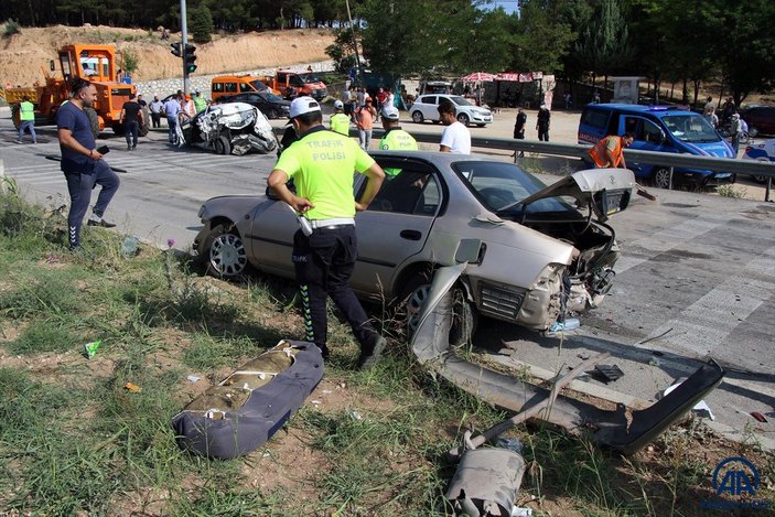 Uşak’ta zincirleme kaza: Tır kırmızı ışıkta bekleyen araçlara çarptı
