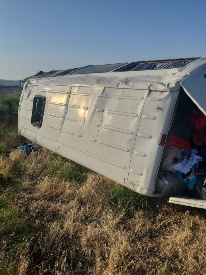 d Aksaray’da minibüs şarampole devrildi: 9 yaralı