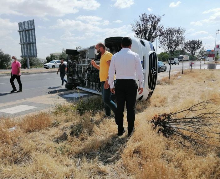 Aksaray’da servis minibüsü devrildi