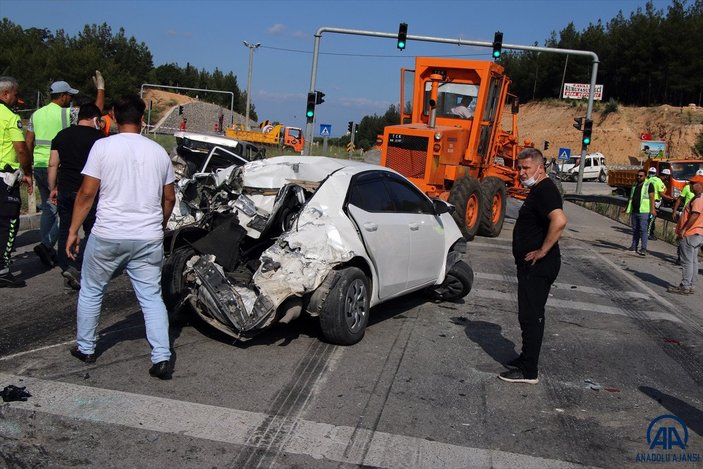 Uşak’ta zincirleme kaza: Tır kırmızı ışıkta bekleyen araçlara çarptı