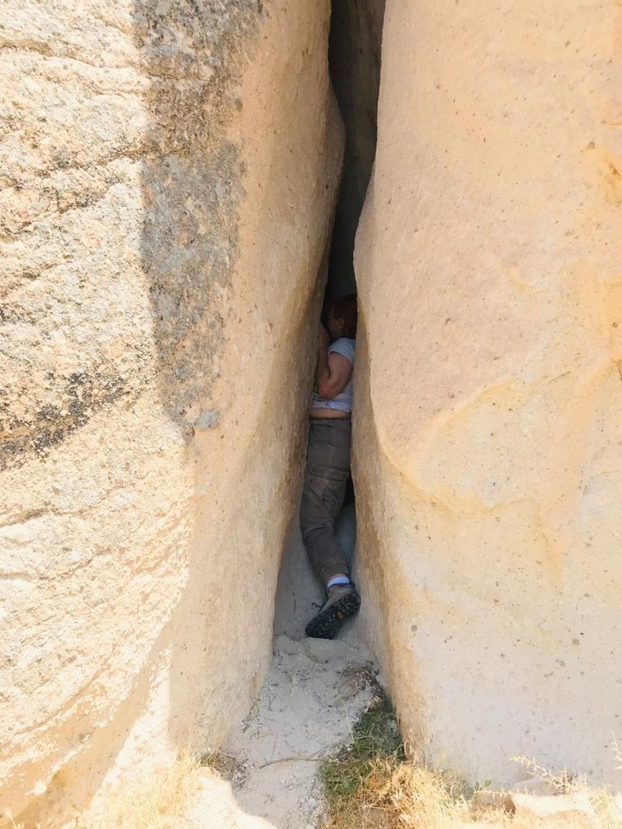 Kapadokya'da fotoğraf çeken turist kayalıklar arasında sıkıştı