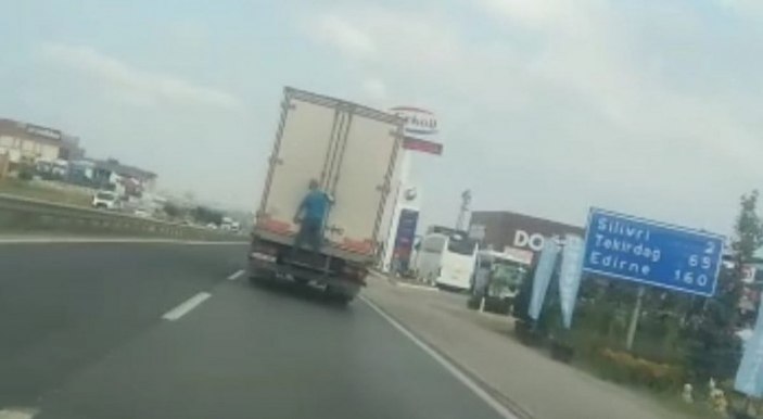 Silivri'de kamyon arkasında tehlikeli yolculuk