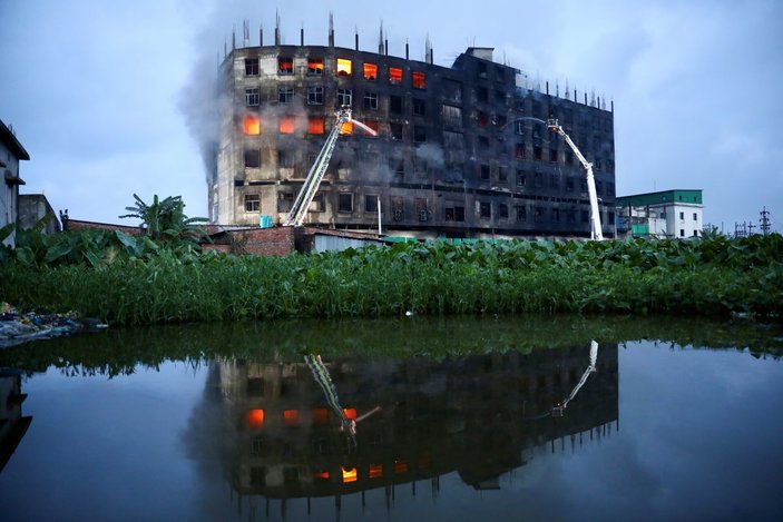 Bangladeş'te gıda fabrikasında yangın: Çok sayıda ölü var