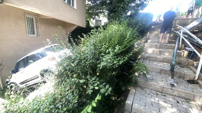 İstanbul'da fren yerine gaza basan sürücü, zor kurtuldu