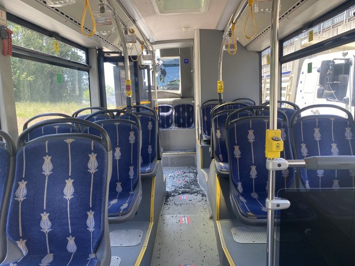 Pendik’te zincirleme kaza: İETT otobüsü iki tırın arasında kaldı