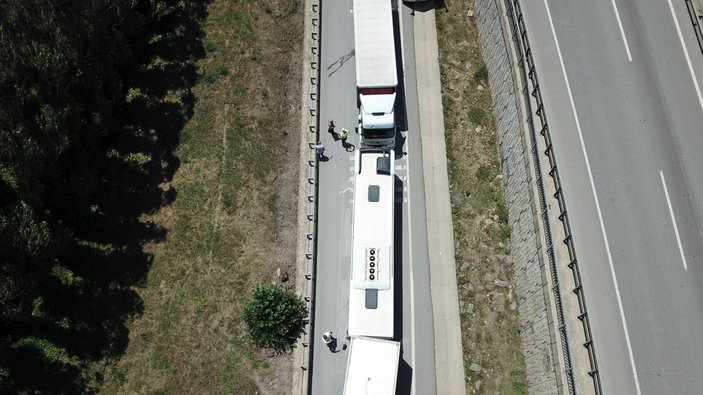 Pendik’te zincirleme kaza: İETT otobüsü iki tırın arasında kaldı