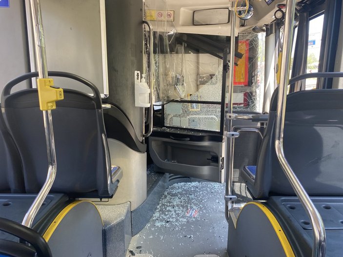 Pendik’te zincirleme kaza: İETT otobüsü iki tırın arasında kaldı