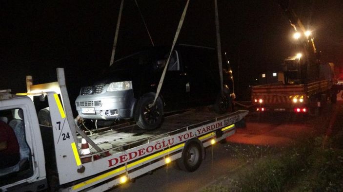 i Sinop'ta yoldan çıkan kamyonet uçurumun kenarında kaldı