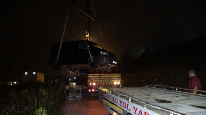 i Sinop'ta yoldan çıkan kamyonet uçurumun kenarında kaldı