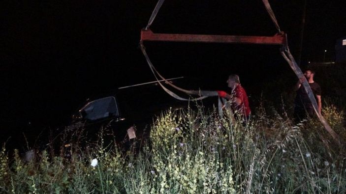 i Sinop'ta yoldan çıkan kamyonet uçurumun kenarında kaldı