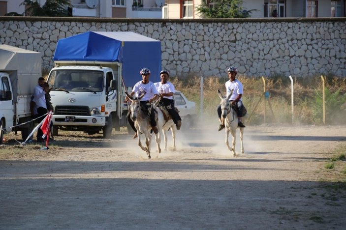 Akşehir'de en hızlı ve en güzel gözlü eşek yarışları yapıldı