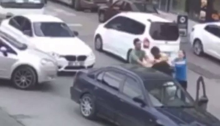 Avcılar'da kadın sürücünün eşi araçtan inip trafikte yumruklu kavga etti