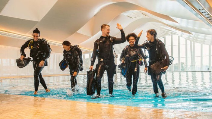 Dubai'de dünyanın en derin havuzu açıldı