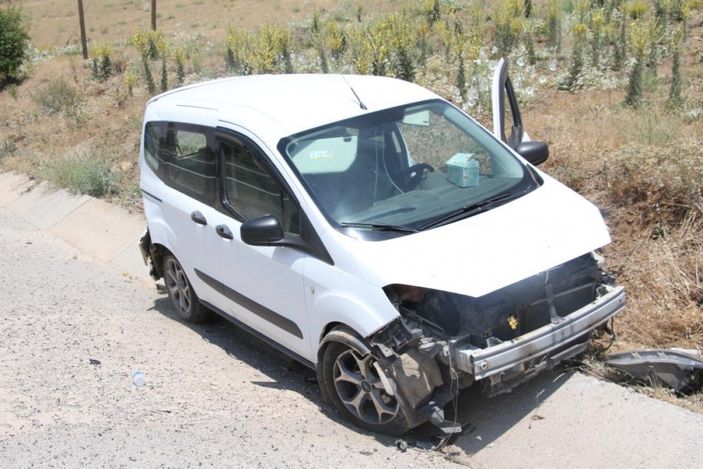 i Elazığ'da otomobilin bariyerlere saplandığı kazada 5 kişi yaralandı