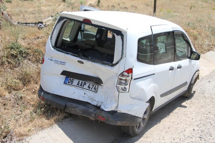 i Elazığ'da otomobilin bariyerlere saplandığı kazada 5 kişi yaralandı