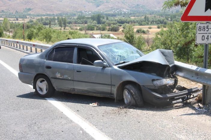 i Elazığ'da otomobilin bariyerlere saplandığı kazada 5 kişi yaralandı