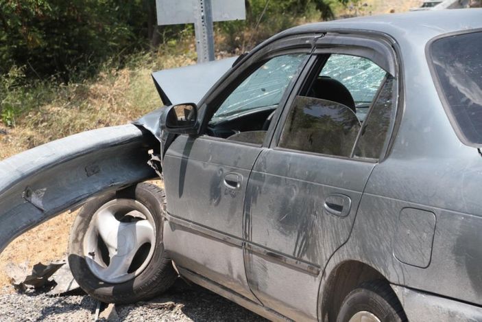 i Elazığ'da otomobilin bariyerlere saplandığı kazada 5 kişi yaralandı