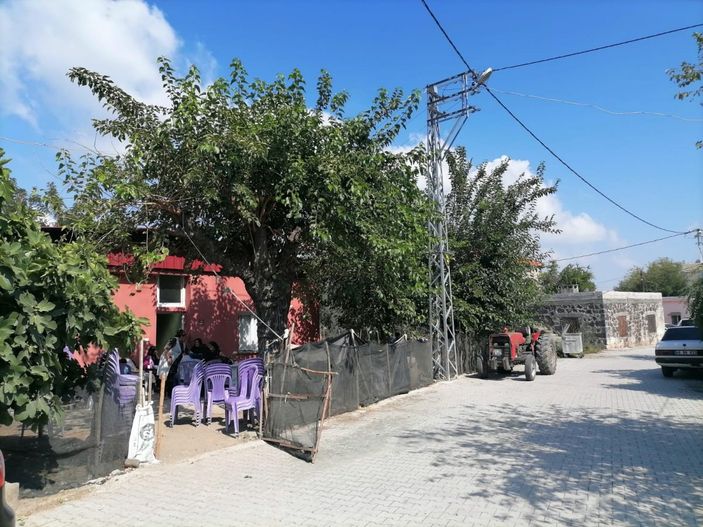 d Hatay'da eşini ve kayınpederini öldürdü: Barışmak için kızıyla tehdit etti