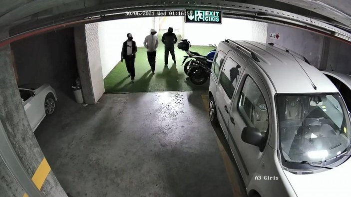 Esenyurt’ta motosiklet çalan hırsızlar, güvenlik kamerasına el hareketi yaptı