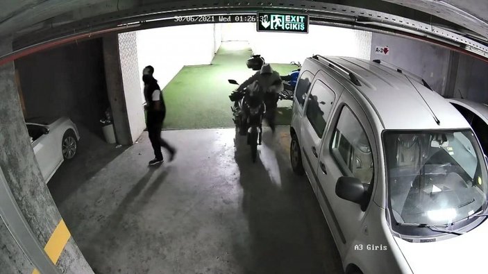 Esenyurt’ta motosiklet çalan hırsızlar, güvenlik kamerasına el hareketi yaptı