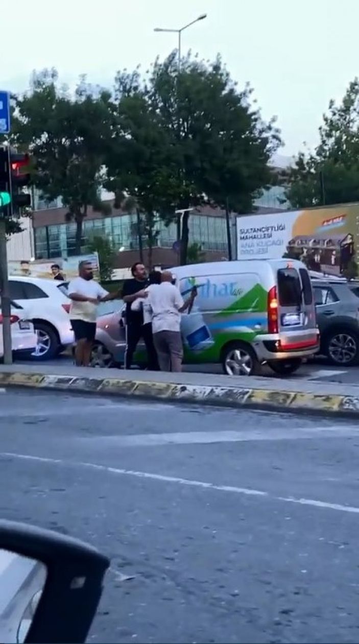 d Sultangazi'de yol verme kavgası: Kazma ile saldırdı