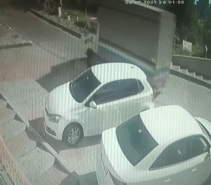 Kağıthane’de, yokuşta kayan kamyonet devrildi